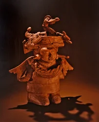 凝った頭飾りのあるフィギュア、ノピロア・カルチャー（セラミック）